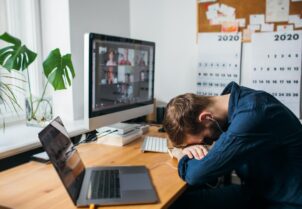 - Con el fin del año laboral, el estrés se intensifica en los colaboradores. Los síntomas pueden ir desde el cansancio matutino hasta el dolor corporal.