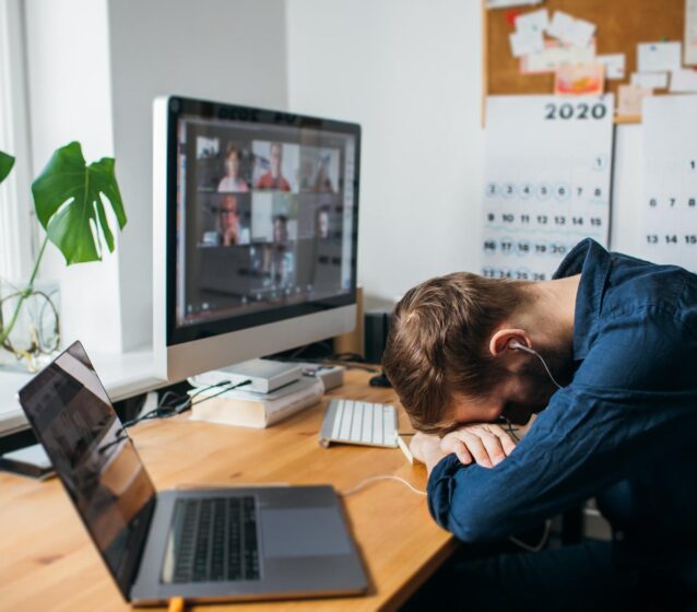 - Con el fin del año laboral, el estrés se intensifica en los colaboradores. Los síntomas pueden ir desde el cansancio matutino hasta el dolor corporal.